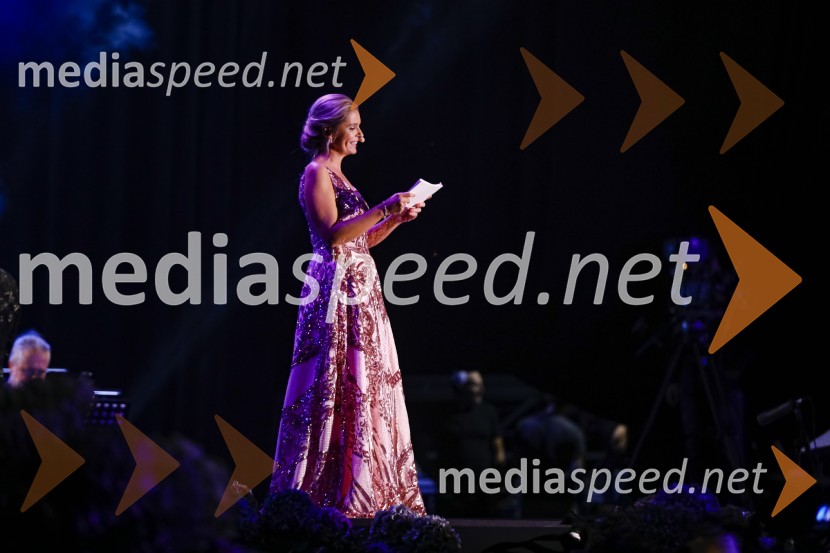  Bernarda Žarn, voditeljicaPoletna noč, gala koncert v okviru 68. Ljubljana Festivala