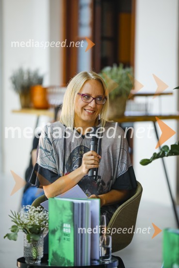  Ksenija Horvat,  novinarka in voditeljicaAna Roš, predstavitev kuharske monografije Sonce in dež