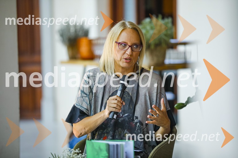  Ksenija Horvat,  novinarka in voditeljicaAna Roš, predstavitev kuharske monografije Sonce in dež