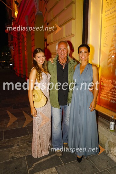  Saša Lešnjek, pevka, igralka;  Janez  Bončina - Benč, pevec;  Nina Strnad, pevkaPoletna noč, gala koncert v okviru 68. Ljubljana Festivala