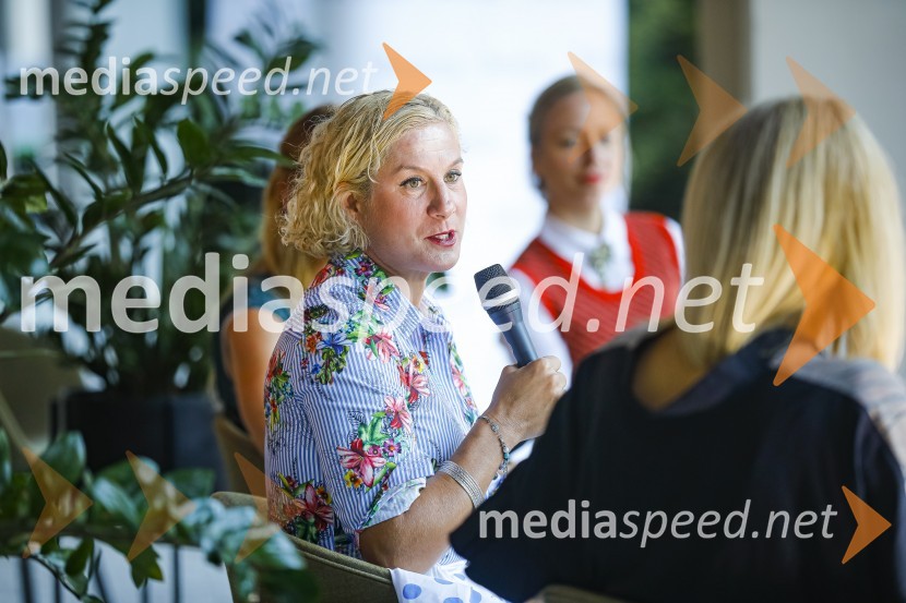  Ana Roš Stojan, kuharska mojstrica in najboljša chefinja na svetu po izboru akademije The World's 50 Best Restaurants ter direktorica Hiše FrankoAna Roš, predstavitev kuharske monografije Sonce in dež