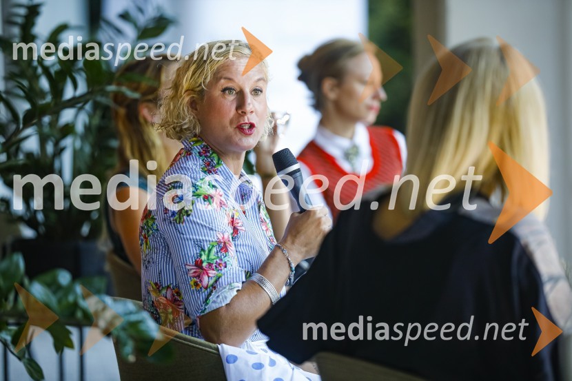  Ana Roš Stojan, kuharska mojstrica in najboljša chefinja na svetu po izboru akademije The World's 50 Best Restaurants ter direktorica Hiše FrankoAna Roš, predstavitev kuharske monografije Sonce in dež