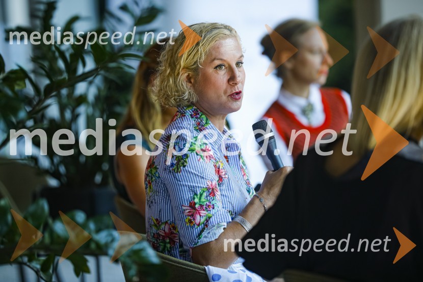  Ana Roš Stojan, kuharska mojstrica in najboljša chefinja na svetu po izboru akademije The World's 50 Best Restaurants ter direktorica Hiše FrankoAna Roš, predstavitev kuharske monografije Sonce in dež