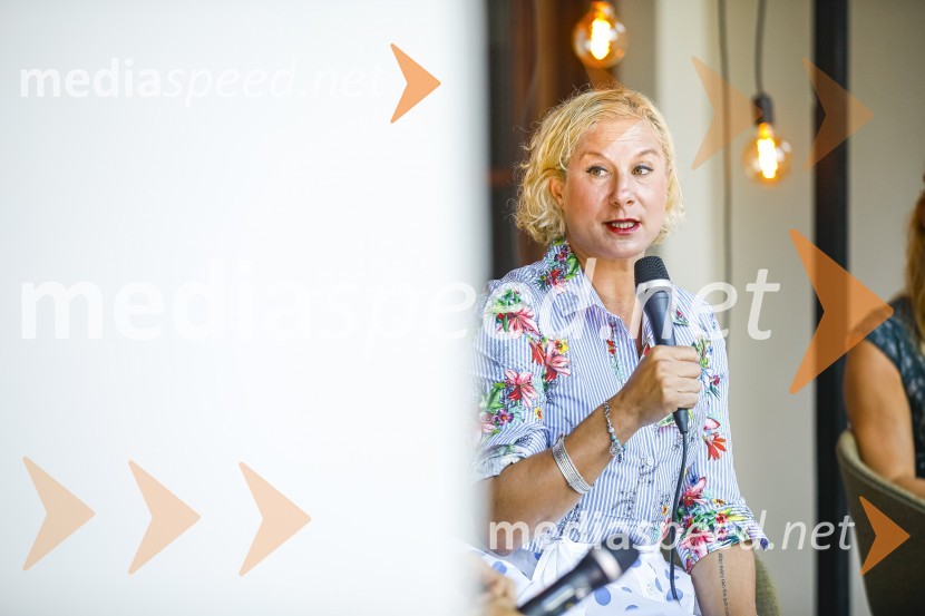  Ana Roš Stojan, kuharska mojstrica in najboljša chefinja na svetu po izboru akademije The World's 50 Best Restaurants ter direktorica Hiše FrankoAna Roš, predstavitev kuharske monografije Sonce in dež