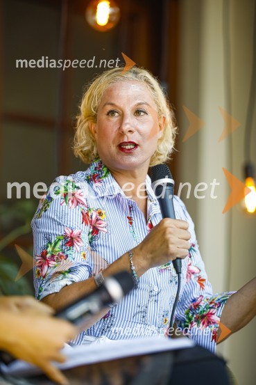  Ana Roš Stojan, kuharska mojstrica in najboljša chefinja na svetu po izboru akademije The World's 50 Best Restaurants ter direktorica Hiše FrankoAna Roš, predstavitev kuharske monografije Sonce in dež