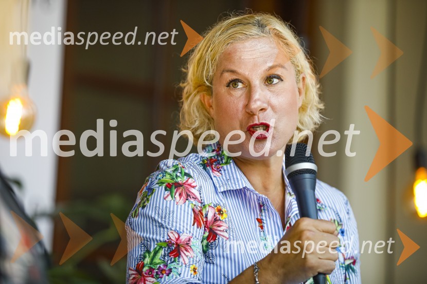  Ana Roš Stojan, kuharska mojstrica in najboljša chefinja na svetu po izboru akademije The World's 50 Best Restaurants ter direktorica Hiše FrankoAna Roš, predstavitev kuharske monografije Sonce in dež