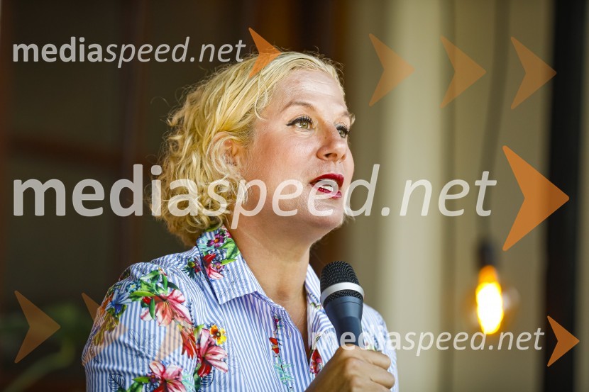  Ana Roš Stojan, kuharska mojstrica in najboljša chefinja na svetu po izboru akademije The World's 50 Best Restaurants ter direktorica Hiše FrankoAna Roš, predstavitev kuharske monografije Sonce in dež