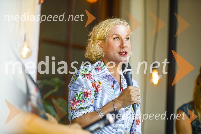  Ana Roš Stojan, kuharska mojstrica in najboljša chefinja na svetu po izboru akademije The World's 50 Best Restaurants ter direktorica Hiše FrankoAna Roš, predstavitev kuharske monografije Sonce in dež