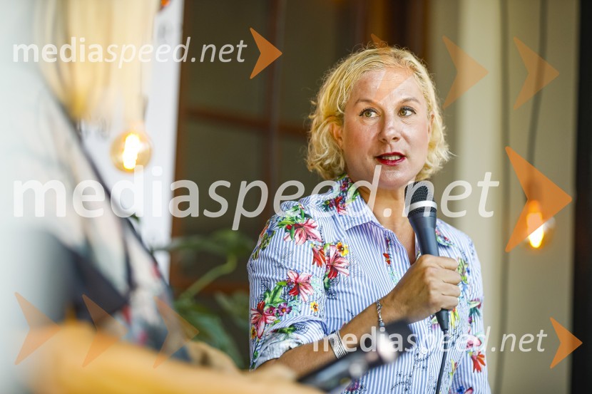  Ana Roš Stojan, kuharska mojstrica in najboljša chefinja na svetu po izboru akademije The World's 50 Best Restaurants ter direktorica Hiše FrankoAna Roš, predstavitev kuharske monografije Sonce in dež