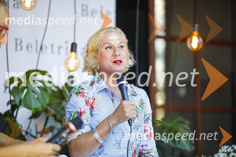  Ana Roš Stojan, kuharska mojstrica in najboljša chefinja na svetu po izboru akademije The World's 50 Best Restaurants ter direktorica Hiše FrankoAna Roš, predstavitev kuharske monografije Sonce in dež