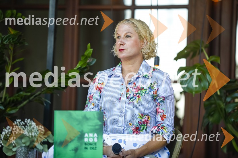  Ana Roš Stojan, kuharska mojstrica in najboljša chefinja na svetu po izboru akademije The World's 50 Best Restaurants ter direktorica Hiše FrankoAna Roš, predstavitev kuharske monografije Sonce in dež