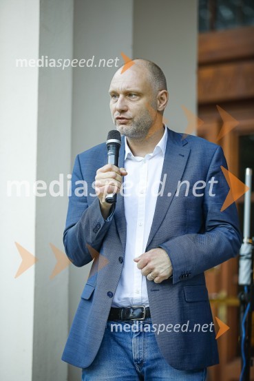  Mitja Čander, direktor, založba BeletrinaAna Roš, predstavitev kuharske monografije Sonce in dež