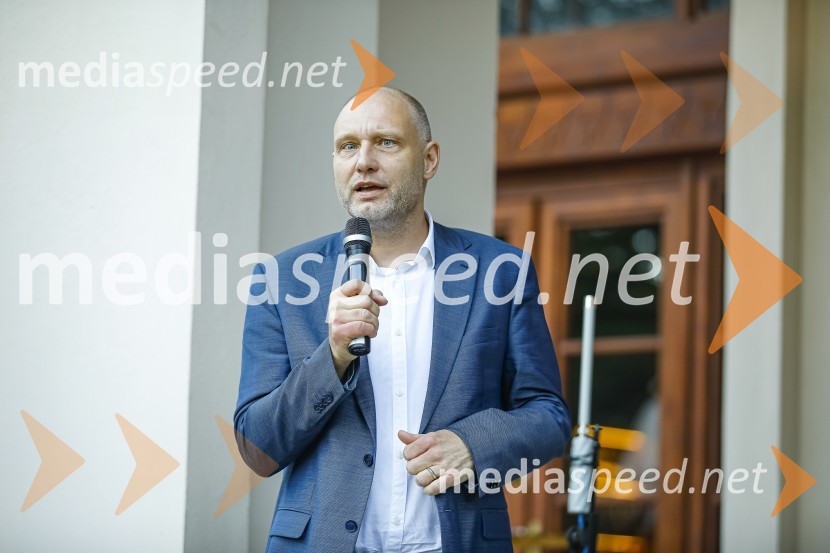  Mitja Čander, direktor, založba BeletrinaAna Roš, predstavitev kuharske monografije Sonce in dež