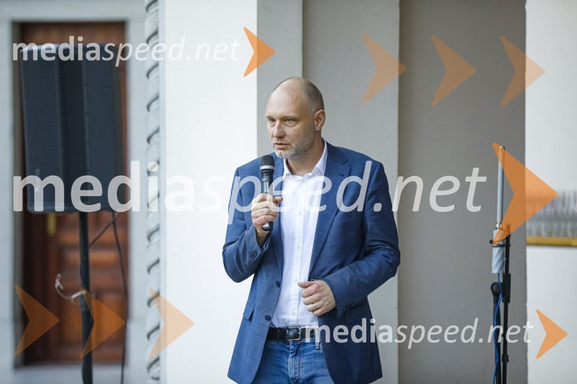  Mitja Čander, direktor, založba BeletrinaAna Roš, predstavitev kuharske monografije Sonce in dež