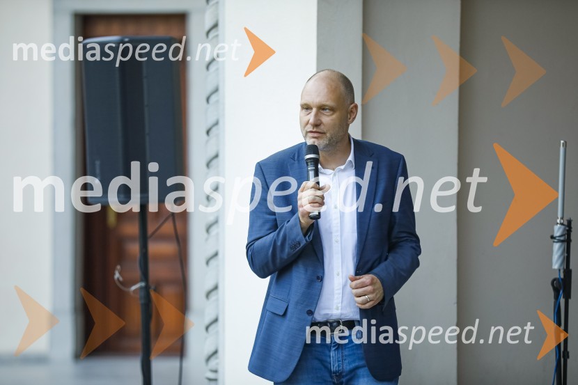  Mitja Čander, direktor, založba BeletrinaAna Roš, predstavitev kuharske monografije Sonce in dež