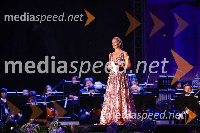  Bernarda Žarn, voditeljicaPoletna noč, gala koncert v okviru 68. Ljubljana Festivala