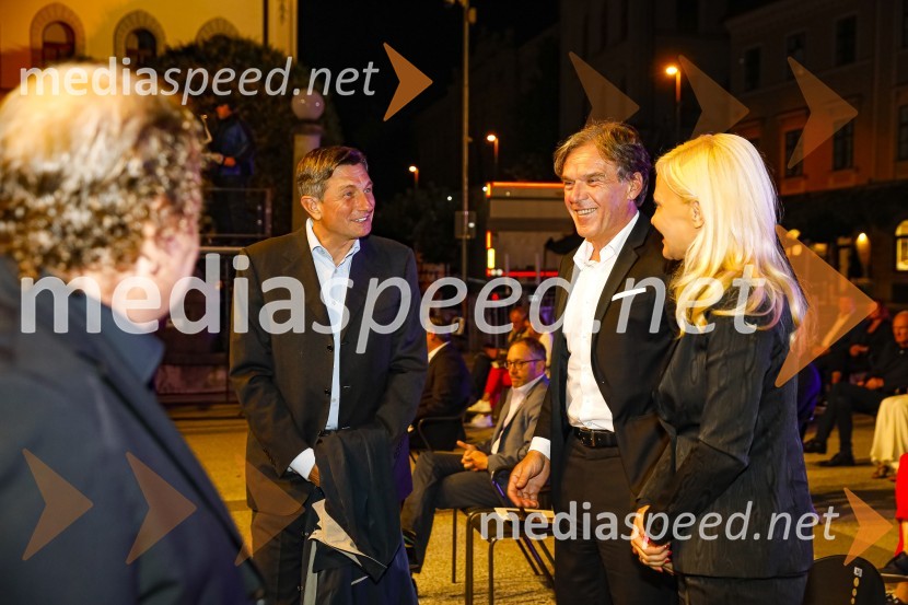  Darko  Brlek, direktor in umetniški vodja, Festival Ljubljana;  Borut Pahor, predsednik Republike Slovenije; mag. David Kastelic, predsednik uprave, Zavarovalnica Sava, d.d.; dr. Jerneja Kastelic, direktorica, Mercator nepremičninePoletna noč, gala koncert v okviru 68. Ljubljana Festivala