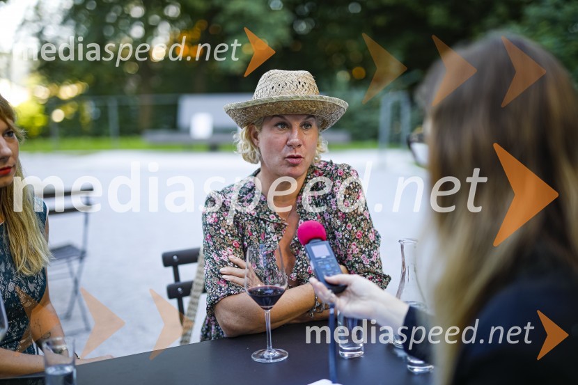  Ana Roš Stojan, kuharska mojstrica in najboljša chefinja na svetu po izboru akademije The World's 50 Best Restaurants ter direktorica Hiše FrankoAna Roš, predstavitev kuharske monografije Sonce in dež