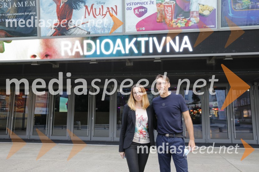  Ksenija Arzenšek, namestnica direktorja MARIBOX;  Rudi Uran, slikar, režiserBiti Mario, premiera filma v Mariboxu