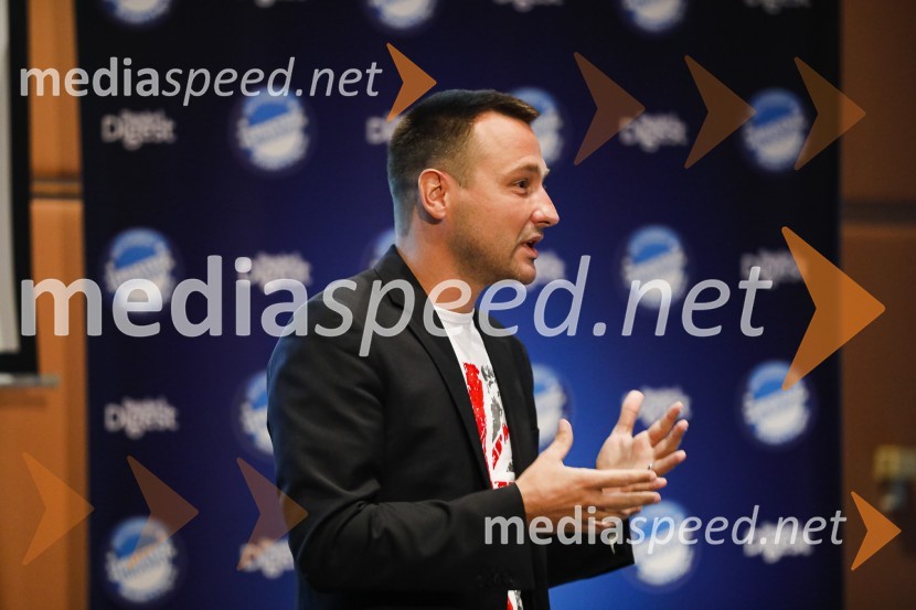  Bruno Šimleša, priznani hrvaški pisec literature s področja popularne psihologije in duhovnosti.Trusted Brand 2020, podelitev priznanj