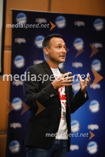  Bruno Šimleša, priznani hrvaški pisec literature s področja popularne psihologije in duhovnosti.Trusted Brand 2020, podelitev priznanj