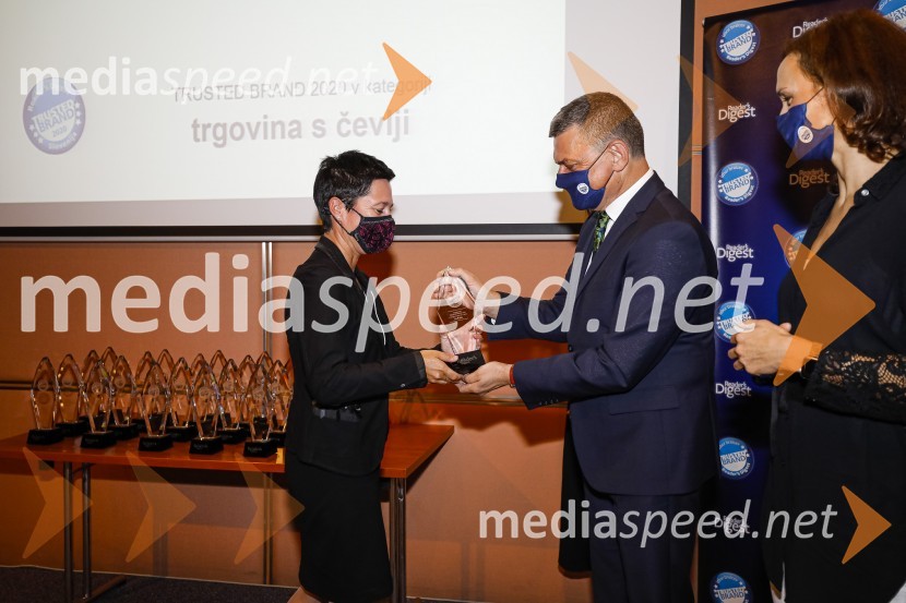  Maja Remic, direktorica maloprodaje in marketinga Alpina;  Daniel Škraba, vodja Reader's Digest Slovenija;  Polona Stepišnik, direktorica prodaje, Založba Mladinska knjigaTrusted Brand 2020, podelitev priznanj