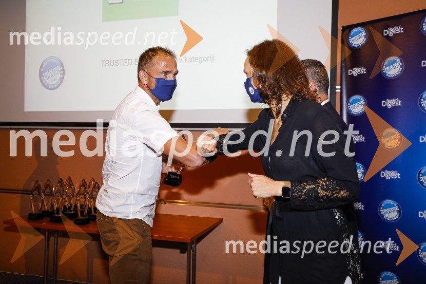  Urban Kramberger, manager blagovne skupine, Pivovarna Laško Union;  Polona Stepišnik, direktorica prodaje, Založba Mladinska knjigaTrusted Brand 2020, podelitev priznanj