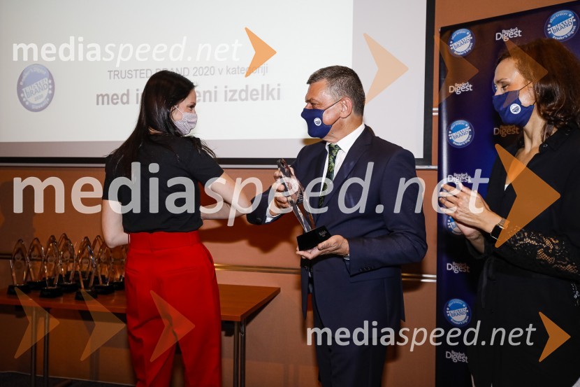  Tamara Turnšek, produktivni vodja, Medex;  Daniel Škraba, vodja Reader's Digest Slovenija;  Polona Stepišnik, direktorica prodaje, Založba Mladinska knjigaTrusted Brand 2020, podelitev priznanj