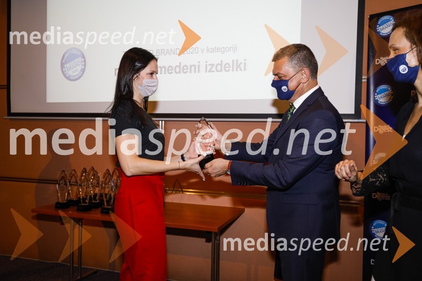  Tamara Turnšek, produktivni vodja, Medex;  Daniel Škraba, vodja Reader's Digest SlovenijaTrusted Brand 2020, podelitev priznanj