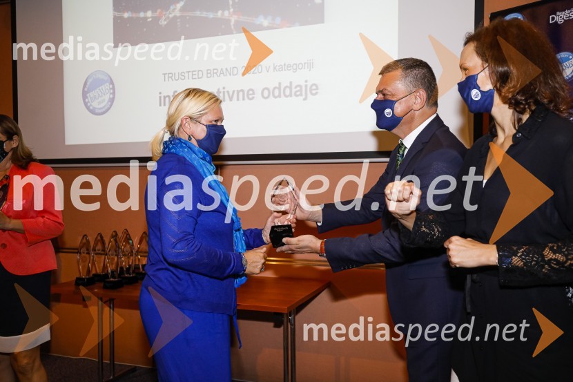  Natalija Gorščak, direktorica TV Slovenija;  Daniel Škraba, vodja Reader's Digest Slovenija;  Polona Stepišnik, direktorica prodaje, Založba Mladinska knjigaTrusted Brand 2020, podelitev priznanj