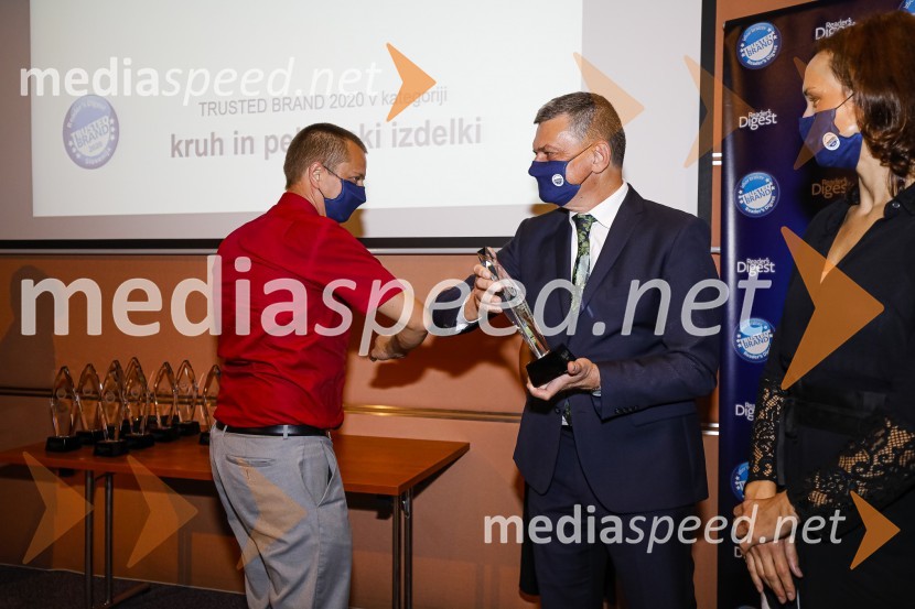  Silvester Pečjak, direktor, Pekarna Pečjak d.o.o.;  Daniel Škraba, vodja Reader's Digest Slovenija;  Polona Stepišnik, direktorica prodaje, Založba Mladinska knjigaTrusted Brand 2020, podelitev priznanj