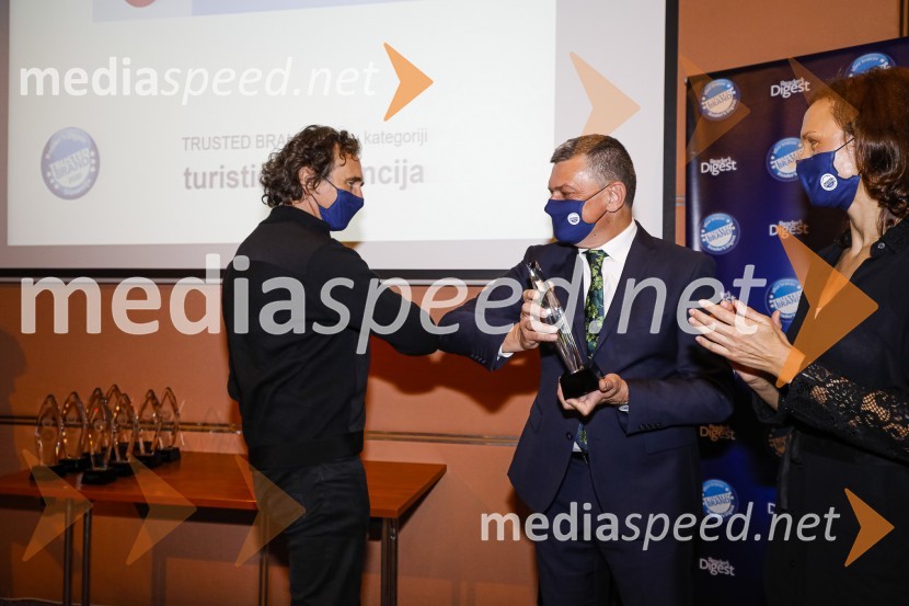  Filip Tobias, solastnik in direktor, Turistična agencija Sonček;  Daniel Škraba, vodja Reader's Digest Slovenija;  Polona Stepišnik, direktorica prodaje, Založba Mladinska knjigaTrusted Brand 2020, podelitev priznanj