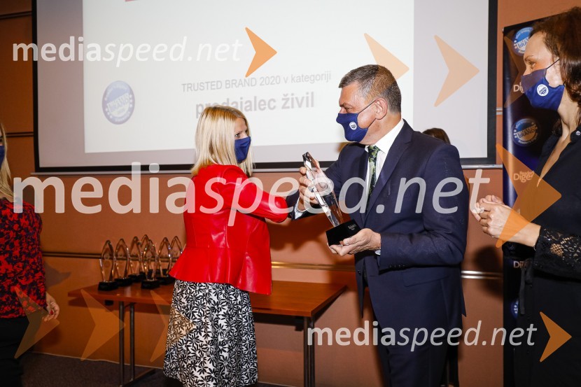  Nina Šumi, vodja trženjskih projektov, SPAR Slovenija d.o.o.;  Daniel Škraba, vodja Reader's Digest Slovenija;  Polona Stepišnik, direktorica prodaje, Založba Mladinska knjigaTrusted Brand 2020, podelitev priznanj