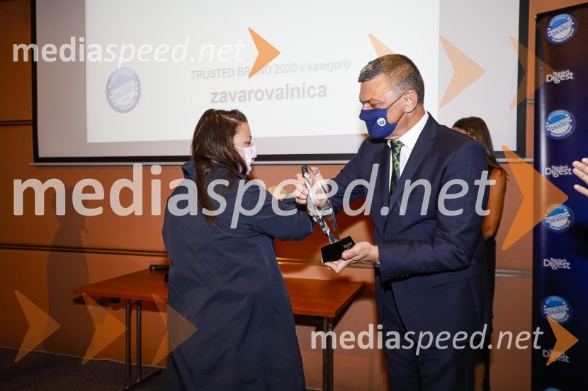  Tjaša Kolenc Filipčič, vodja upravljanja z blagovno znamko in direktorica marketinga v Skupini Triglav;  Daniel Škraba, vodja Reader's Digest SlovenijaTrusted Brand 2020, podelitev priznanj