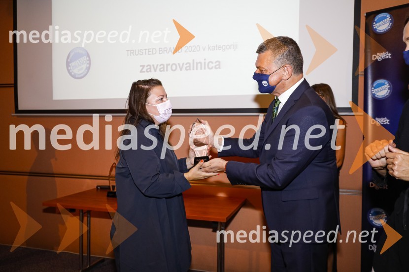  Tjaša Kolenc Filipčič, vodja upravljanja z blagovno znamko in direktorica marketinga v Skupini Triglav;  Daniel Škraba, vodja Reader's Digest SlovenijaTrusted Brand 2020, podelitev priznanj