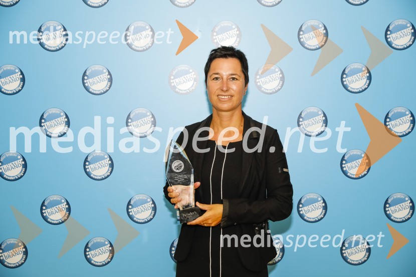  Maja Remic, direktorica maloprodaje in marketinga AlpinaTrusted Brand 2020, podelitev priznanj
