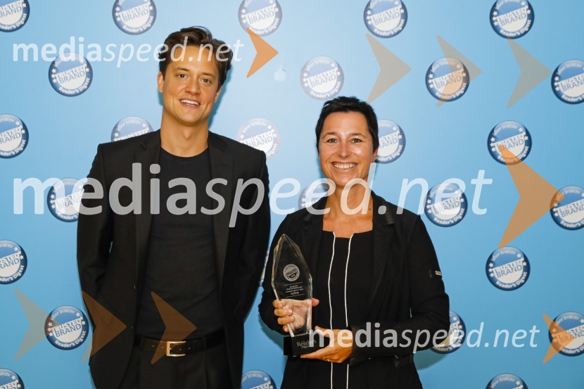  Domen Valič, igralec;  Maja Remic, direktorica maloprodaje in marketinga AlpinaTrusted Brand 2020, podelitev priznanj