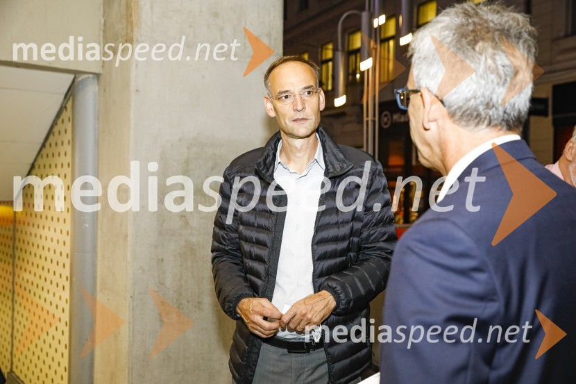  Aleksander Salkič, svetovalec predsednika uprave Petrol d.d.;  ... Trije milijoni minut, premiera