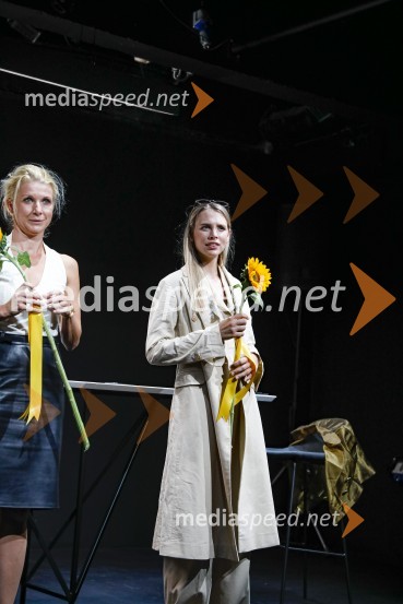  Tjaša  Železnik, igralka;  Klara Kuk, igralka, manekenkaTrije milijoni minut, premiera