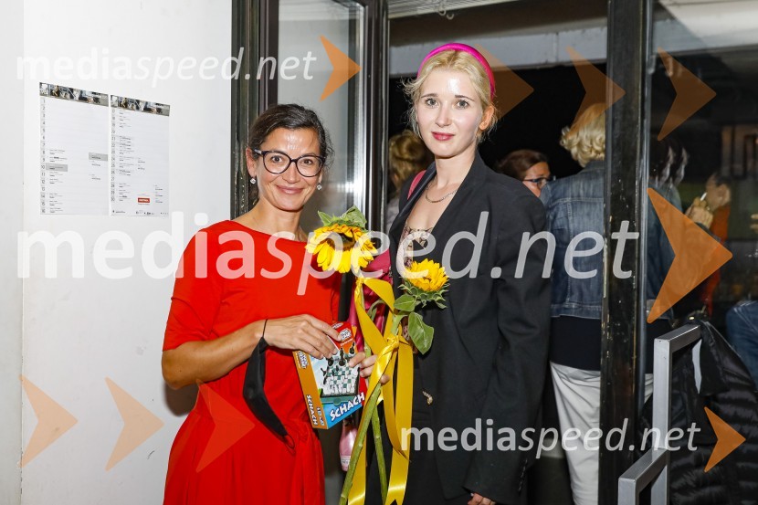  Simona  Belle, služba za stike z javnostmi MGL;  ... Trije milijoni minut, premiera