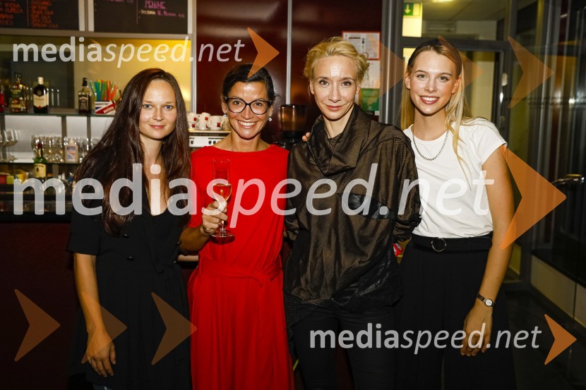  ... ;  Simona  Belle, služba za stike z javnostmi MGL;  Mojca Funkl, igralka;  Klara Kuk, igralka, manekenkaTrije milijoni minut, premiera