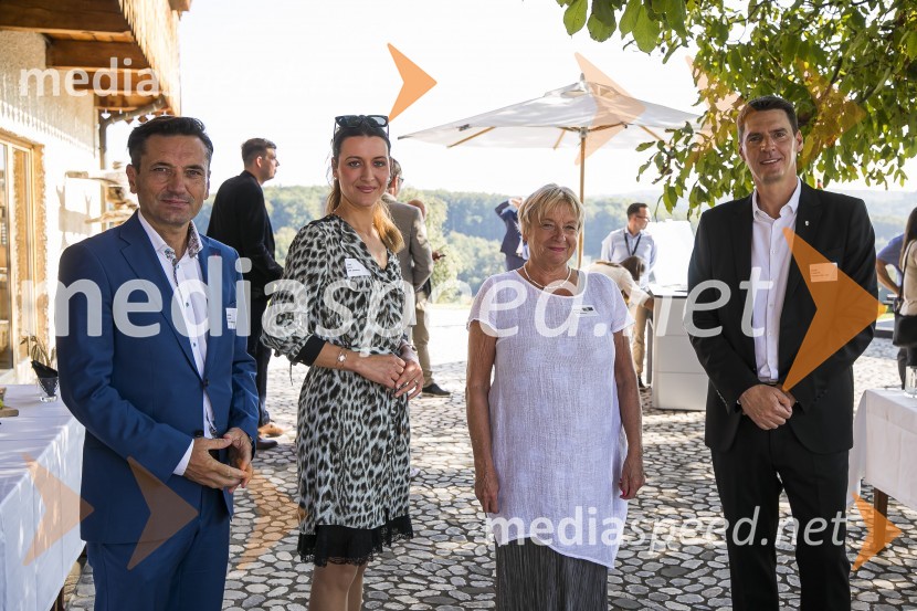  ... ;  Tina Drolc, MBA, Vodja korporativnega komuniciranja in prireditev Slovensko-nemške gospodarske zbornice (AHK Slovenija);  Gertrud Rantzen, predsednica, Slovensko-nemška gospodarska zbornica;  ... Sommerfest 2020, tradicionalno druženje članov Slovensko-nemške gospodarske zbornice na Posestvu Pule