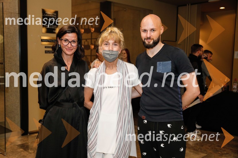  Simona  Belle, služba za stike z javnostmi MGL;  Barbara Hieng Samobor, direktorica in umetniška vodja MGL;  Jaka Lah, igralecTurandot, premiera