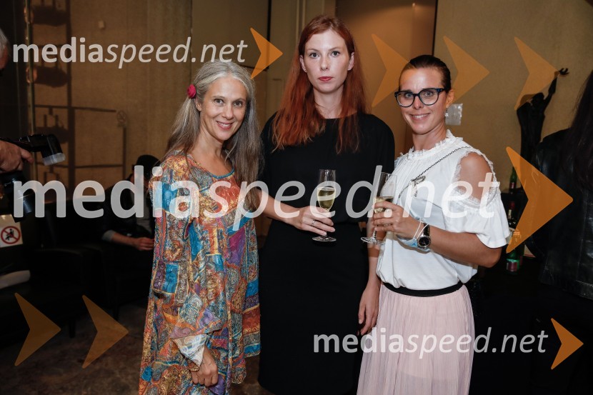  Nataša Tič Ralijan, igralka;  Tina Vrhovnik Potočnik, igralka;  Petra Bizjak, Direktoričina pomočnica, poslovni vodja MGLTurandot, premiera