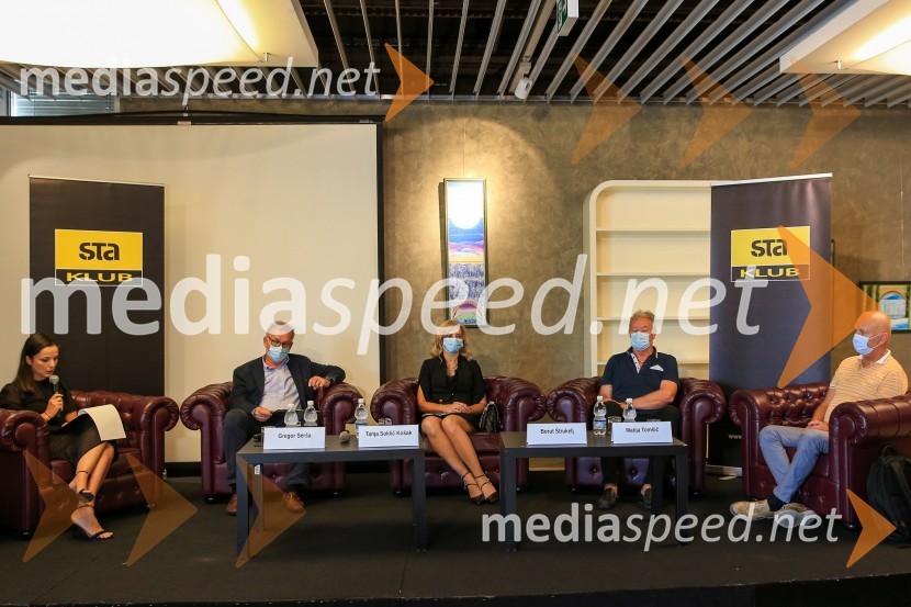 Omejitve zaradi epidemije pustile pečat na področju raziskovanja, okrogla miza STA kluba