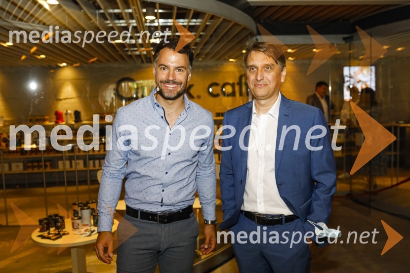  David Urankar, televizijski voditelj, maneken;  Igor Kobal, direktor podjetja QubikcaffeOtvoritev salona Qubik Caffe