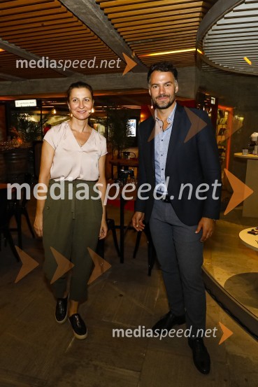  Urška  Fartelj, blog 220 stopinj poševno;  David Urankar, televizijski voditelj, manekenOtvoritev salona Qubik Caffe