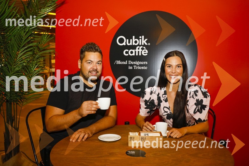  Nejc Simšič, novinar;  Ula  Furlan, igralka, voditeljicaOtvoritev salona Qubik Caffe