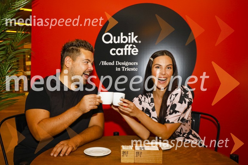  Nejc Simšič, novinar;  Ula  Furlan, igralka, voditeljicaOtvoritev salona Qubik Caffe