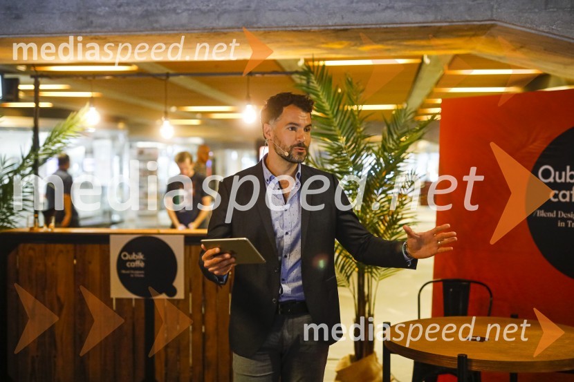  David Urankar, televizijski voditelj, manekenOtvoritev salona Qubik Caffe